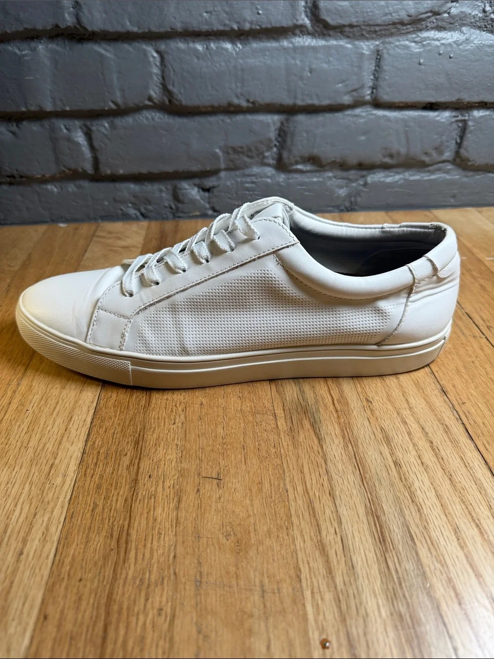 Minimalist Men’s White Leather Low-Top Sneakers